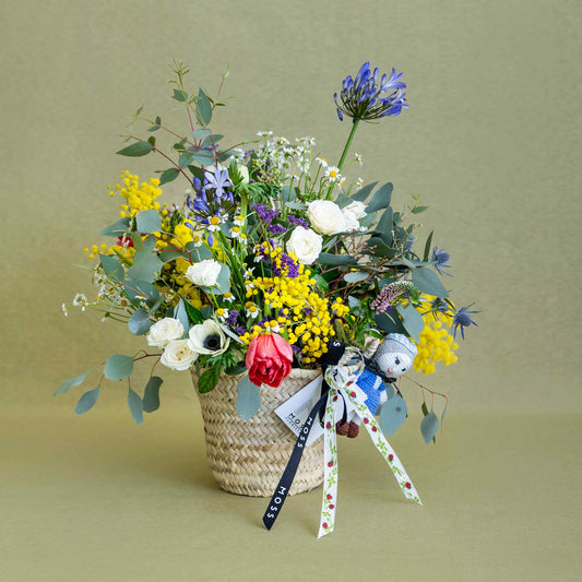 Capazo con flores y muñeco - Mossfloristas