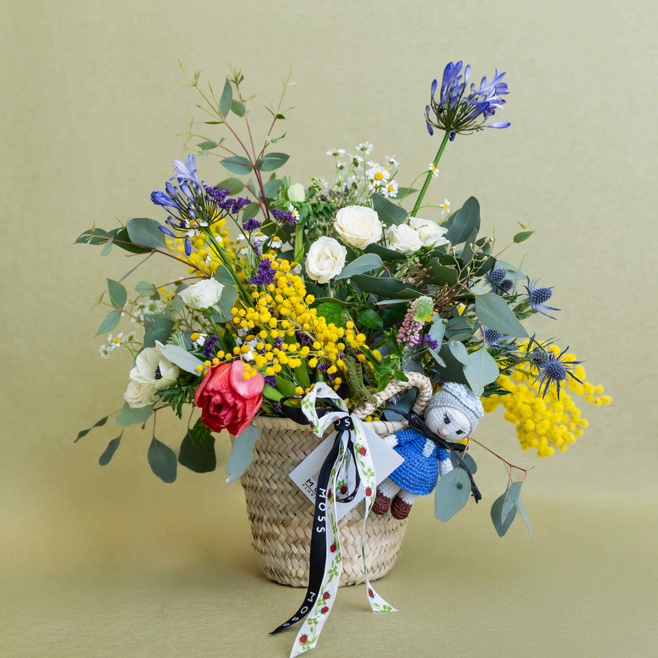 Capazo con flores y muñeco